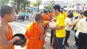 ทำบุญตักบาตร ข้าวสารอาหารแห้ง เพื่อถวายเป็นพระราชกุศลแด่ ในหลวงรัชกาลที่ 9