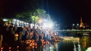 ชาวไทยเชื้อสายจีนในจันทบุรี พร้อมใจใส่ชุดขาว ร่วมพิธีลอยกระทง และปล่อยสัตว์ ในช่วงของการถือศีลกินเจ อย่างคึกคัก