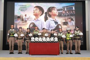 “พล.ต.ท.ไตรรงค์ฯ” มอบหมวกกันน็อก 200 ใบ ให้ตำรวจอินฟลูเอ็นเซอร์ สายงานจราจร และป้องกันปราบปราม นำไปแจกประชาชน เสริมสร้างวินัยจราจร รณรงค์ “ขับขี่ปลอดภัย เปิดไฟใส่หมวก”