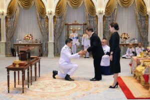 พระบาทสมเด็จพระเจ้าอยู่หัว และสมเด็จพระนางเจ้า ฯ พระบรมราชินี พระราชทานพระบรมราชวโรกาสให้ นายเอกนิติ นิติทัณฑ์ประภาศ ถวายเงินรายได้จากการจำหน่ายรูปหล่อลอยองค์พระคลัง